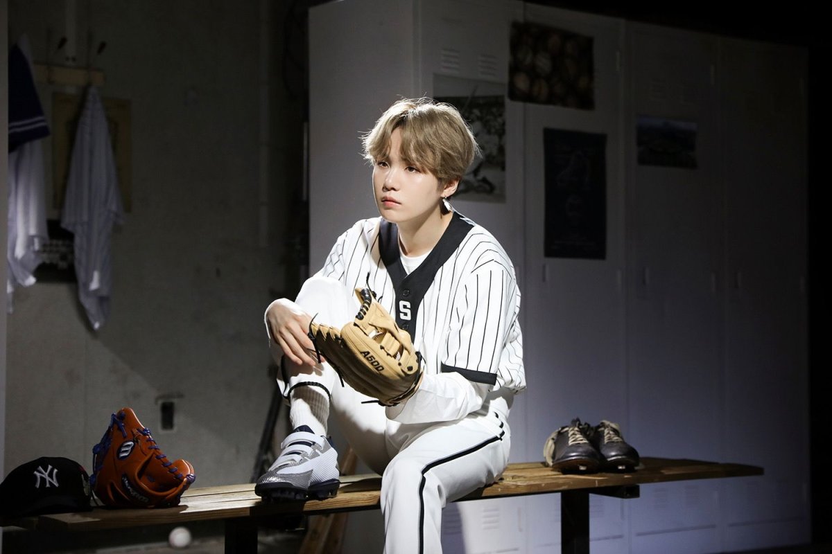 Мин Юнги с микрофоном