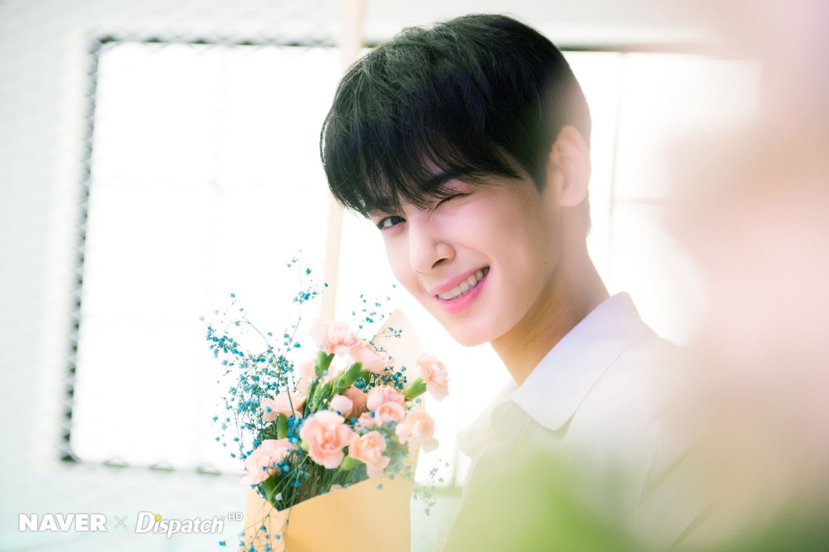 Чха Ын у на белом фоне