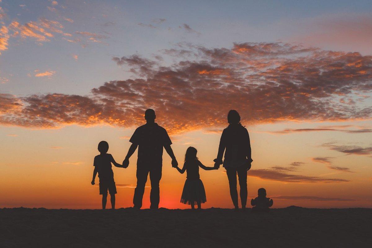Фотосессия семьи на закате