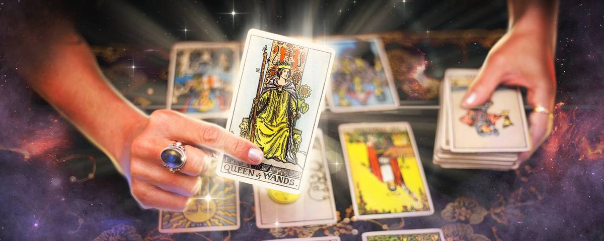 Карты Таро в руках