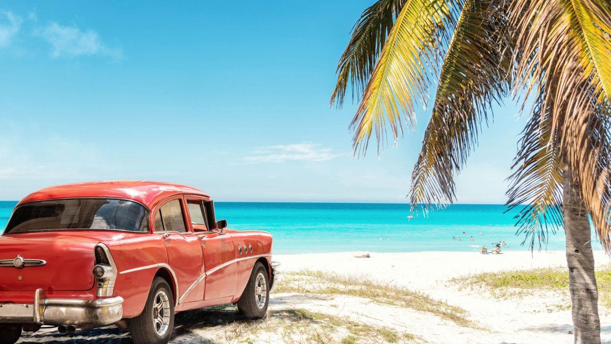 Куба красная машина на пляже