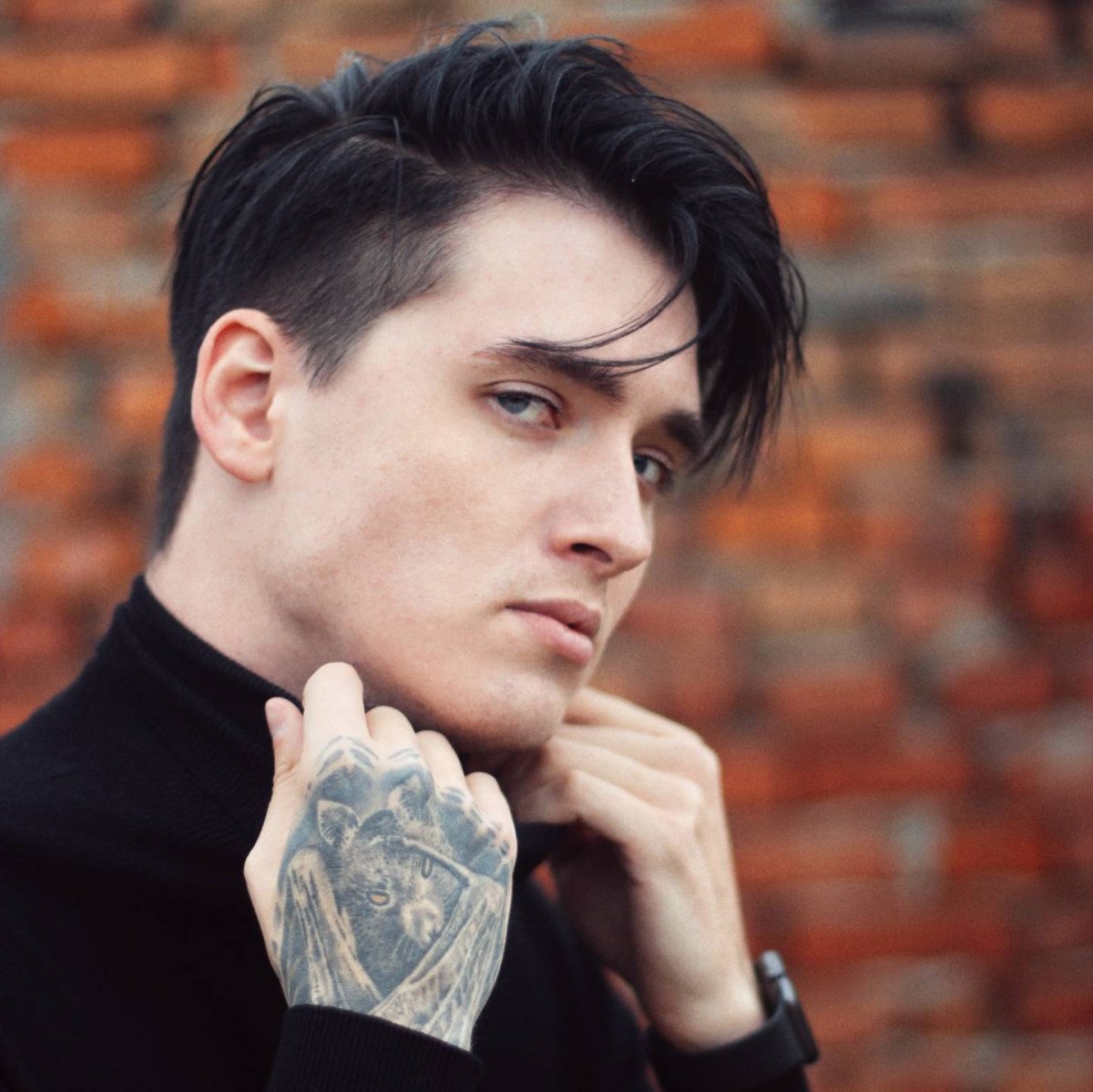 Макс Ващенко с чёрными волосами