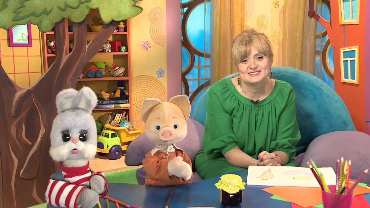 Зайчик спит в кроватке