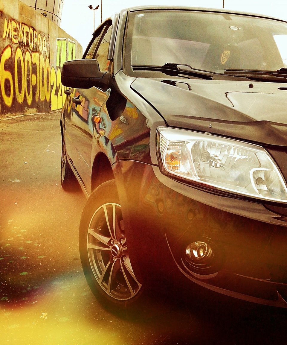 Лада Гранта белая 2022 бок