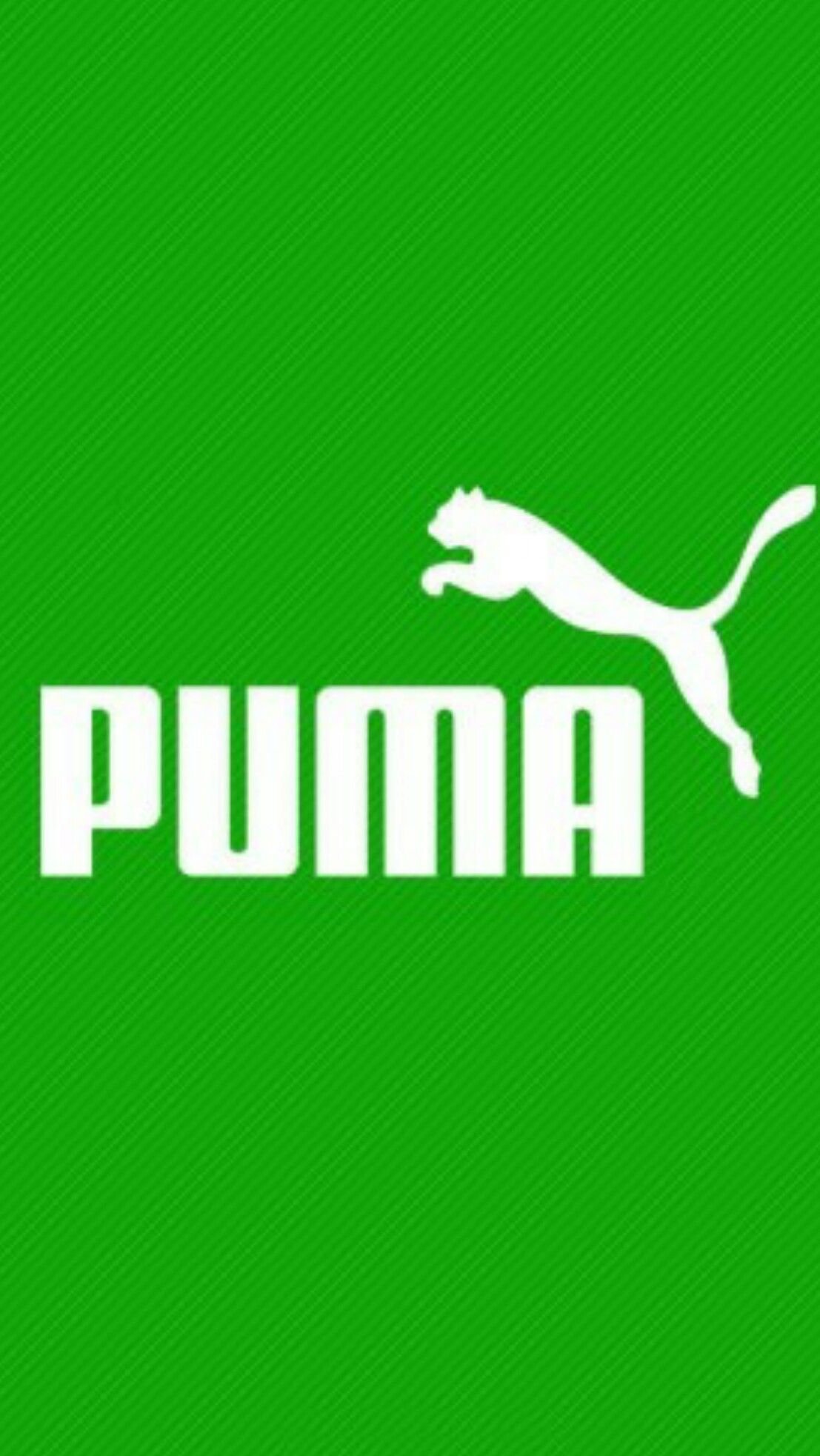 Пума на черном фоне