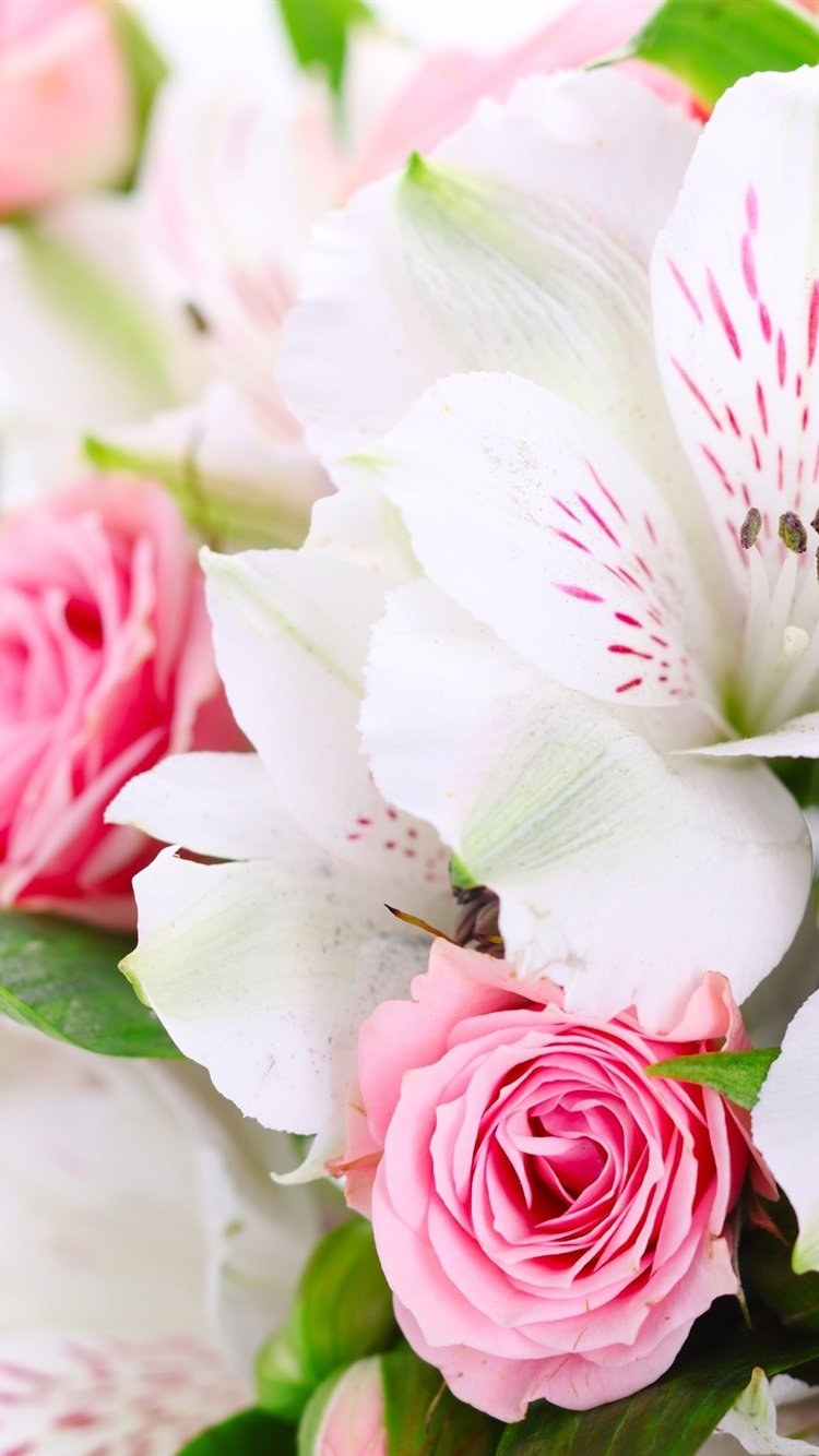 Кустовые розы в вазе