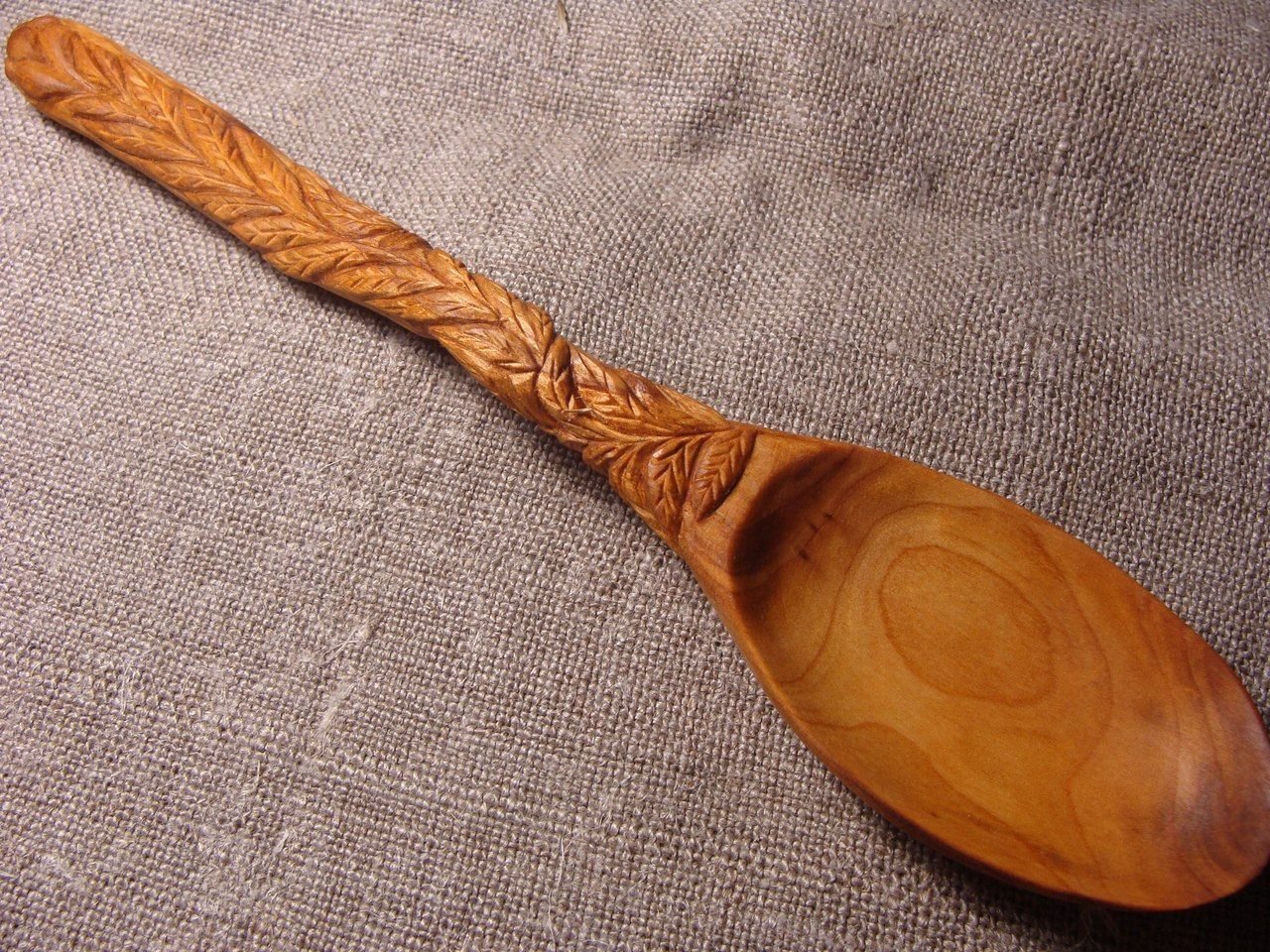 Wooden spoon. Деревянная ложка. Плоская деревянная ложка. Ложки из дерева. Старинные деревянные ложки.