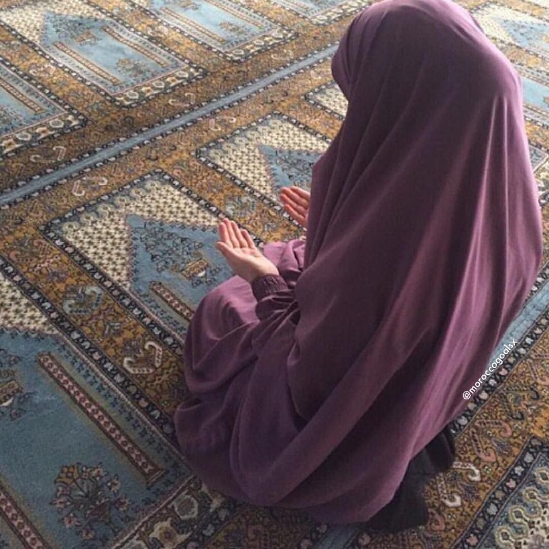 Девушка мусульманка молится