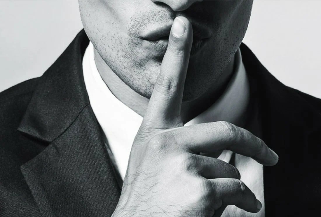 Палец приложенный к губам