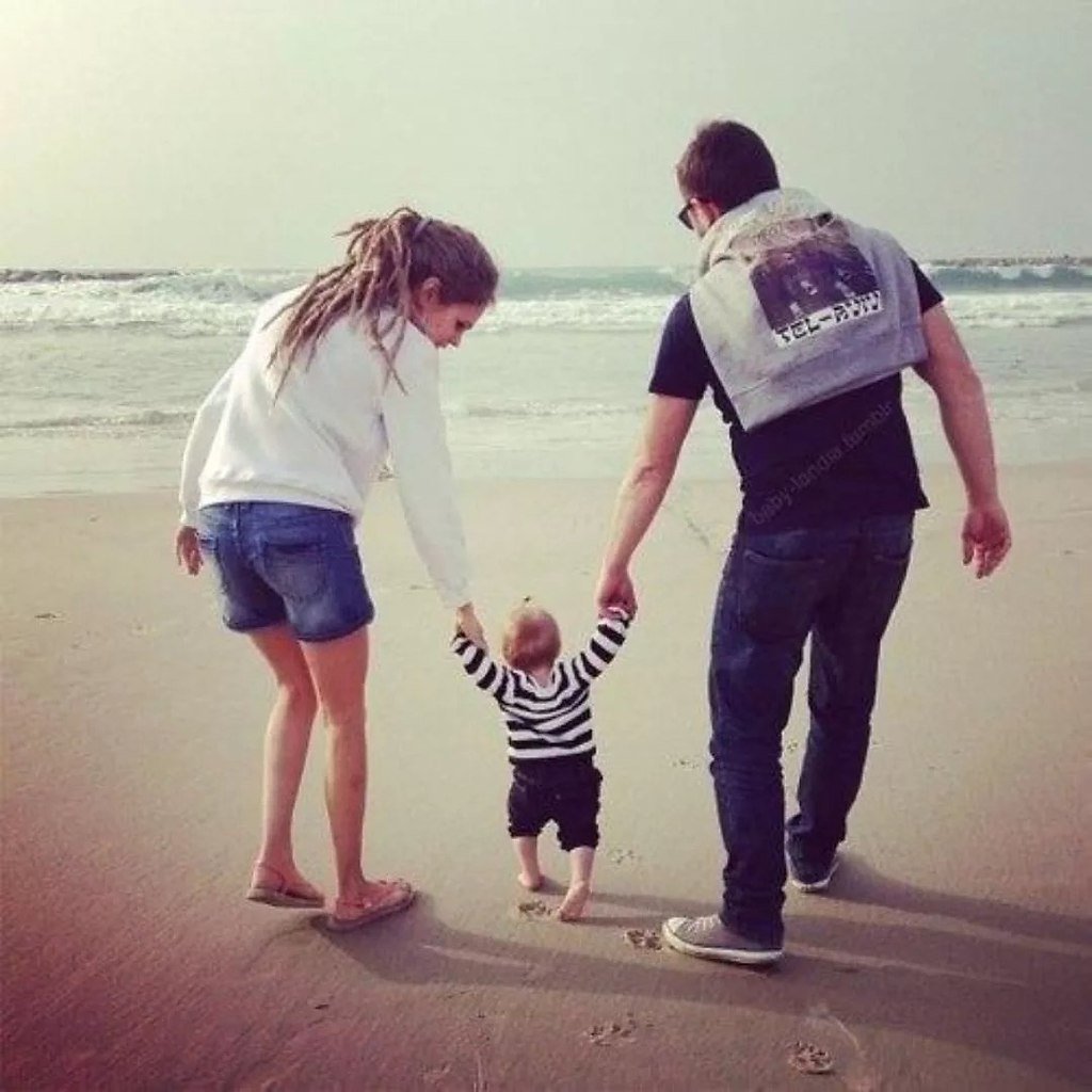 Парень девушка и ребенок