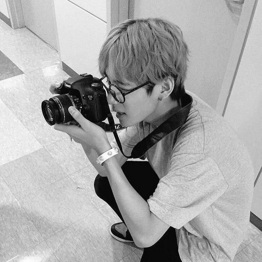 БТС Тэхен с фотоаппаратом