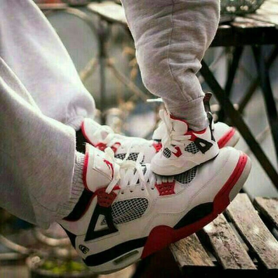 Малыш в кроссовках найк