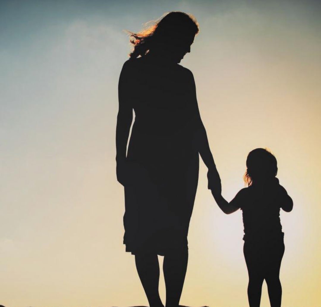 Женщина с ребенком за руку