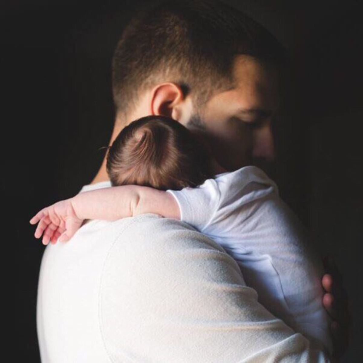 Обнимает папу