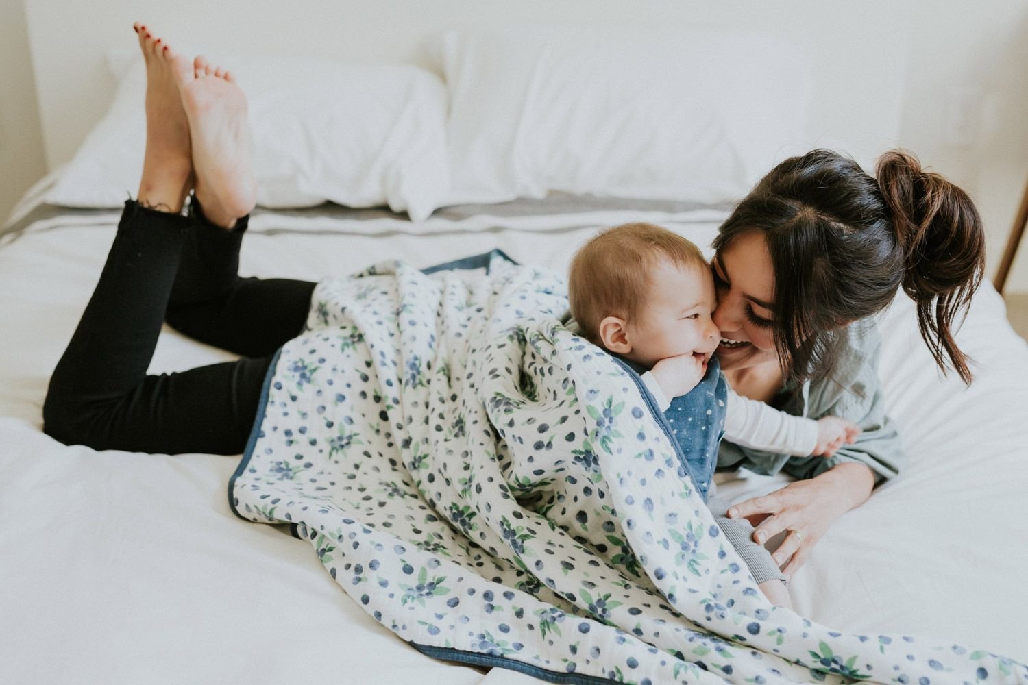 Брат мама одеяло. Фотосессия мама и малыш. Фотосессия с малышом на кровати. Милые мамы с детьми. Фотосессия с сыном.