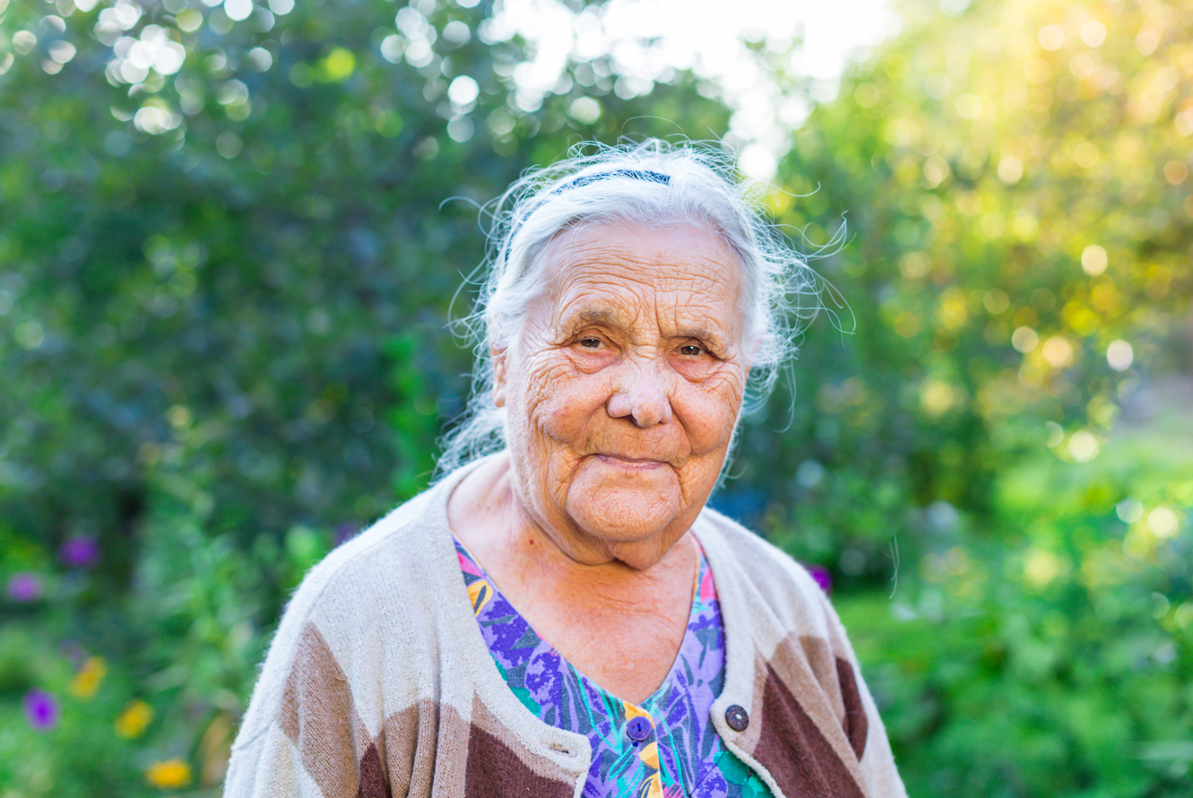 Бабушка родилась. Улыбка бабушки. Женщина 90 лет. Очень Старая женщина. Бабушка 80 лет.