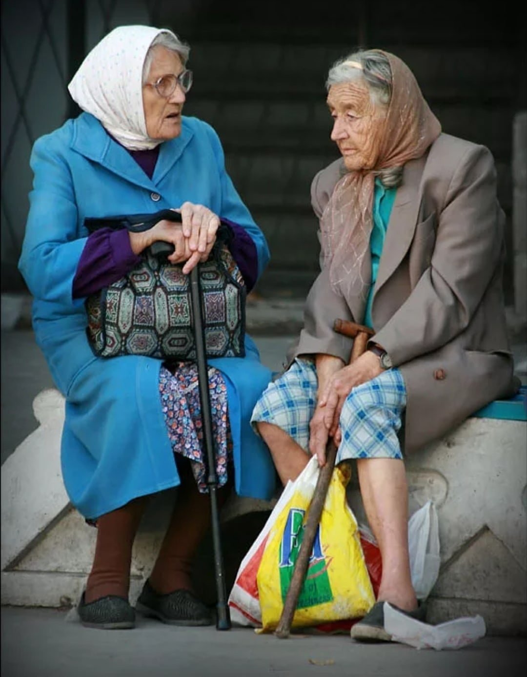 Две бабушки на скамейке