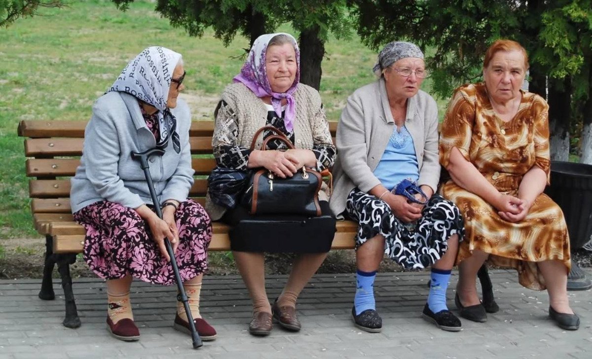 Бабки на лавке