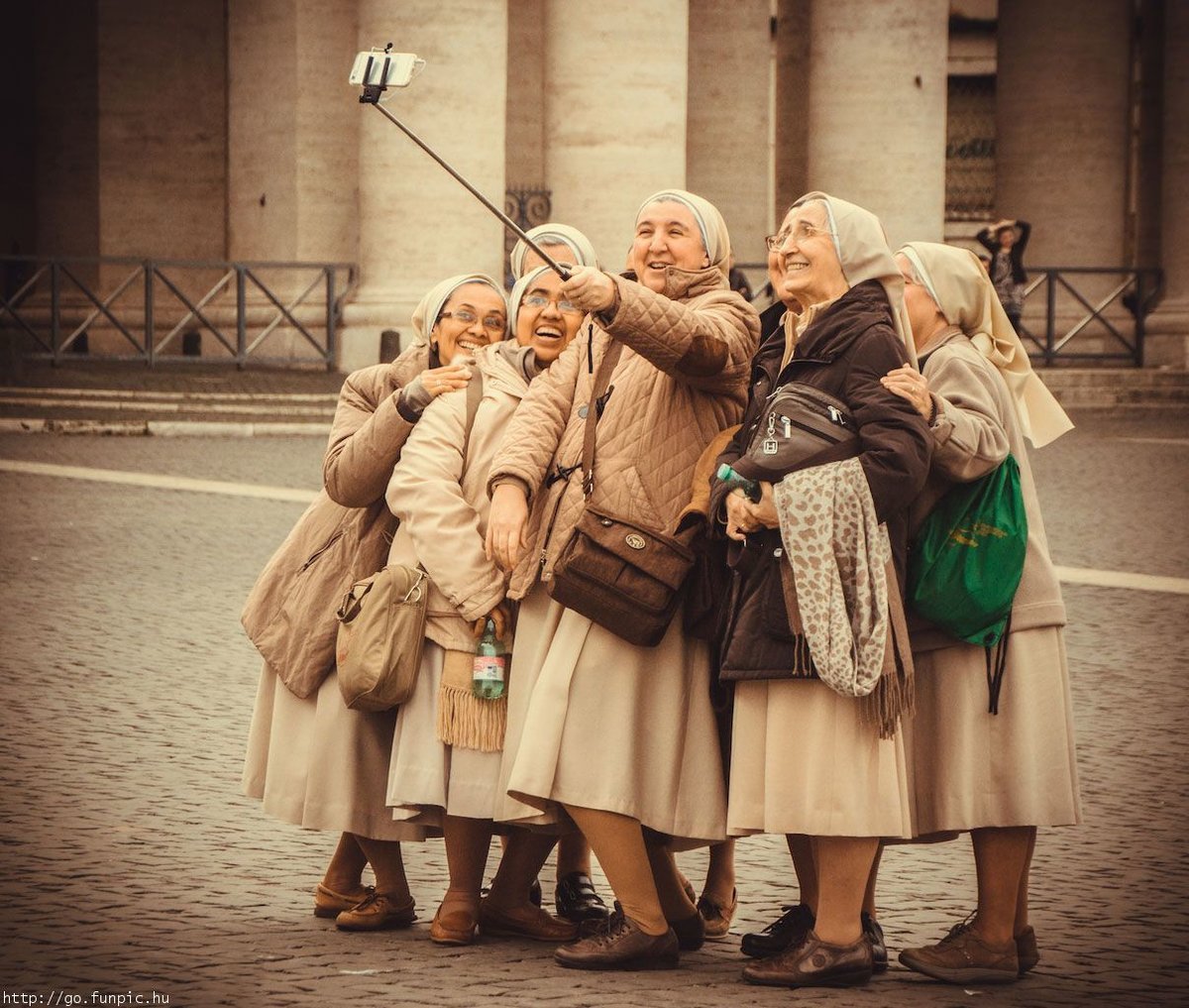 Картинка бабушки сплетничают