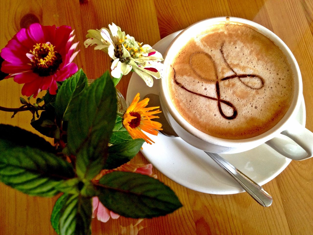Утренний кофе красиво. Доброе утро кофе. Чашка кофе с добрым утром. Чашка кофе с улыбкой. Доброе кофейное утро.