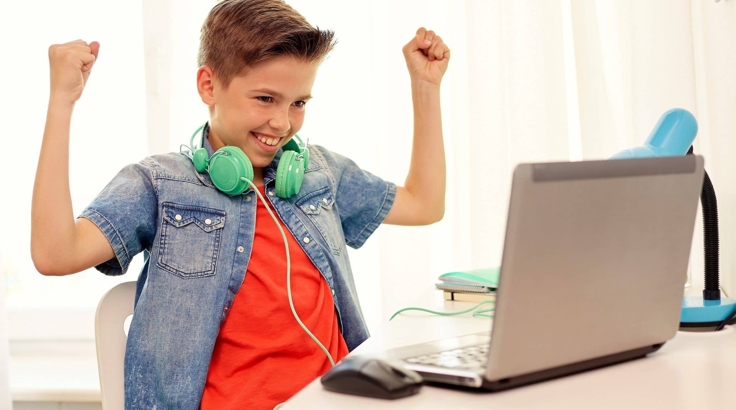 Мальчик за 7 минут прочитал. Компьютер для детей. Ребенок за компьютером. Компьютер для подростков. Подросток за компом.
