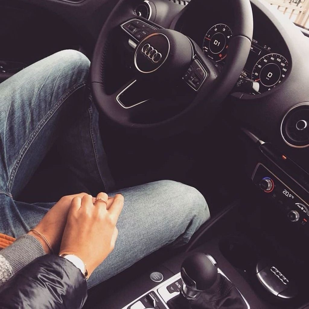 Парень и девушка в мащмне