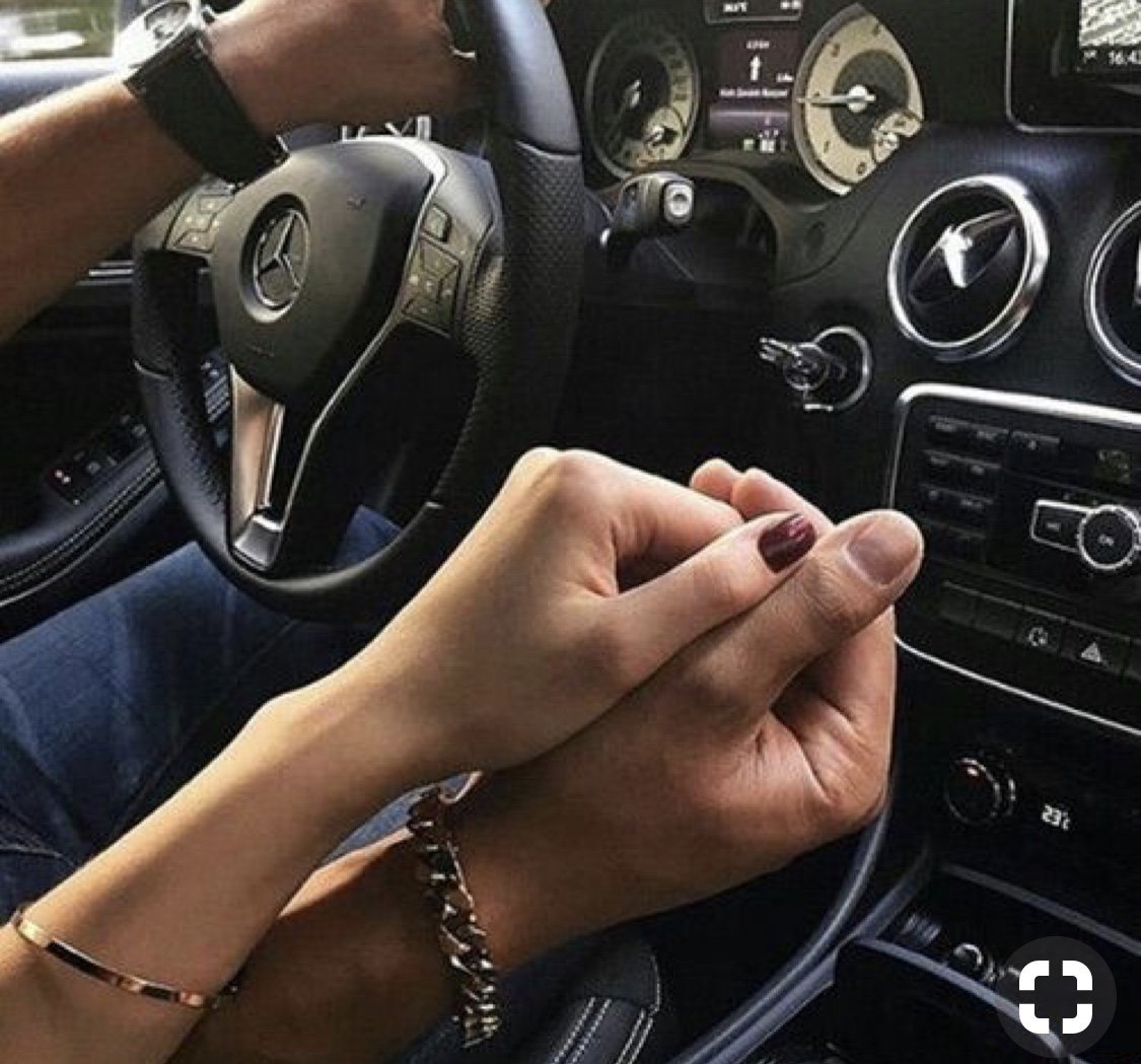 Парень с девушкой в мерседесе