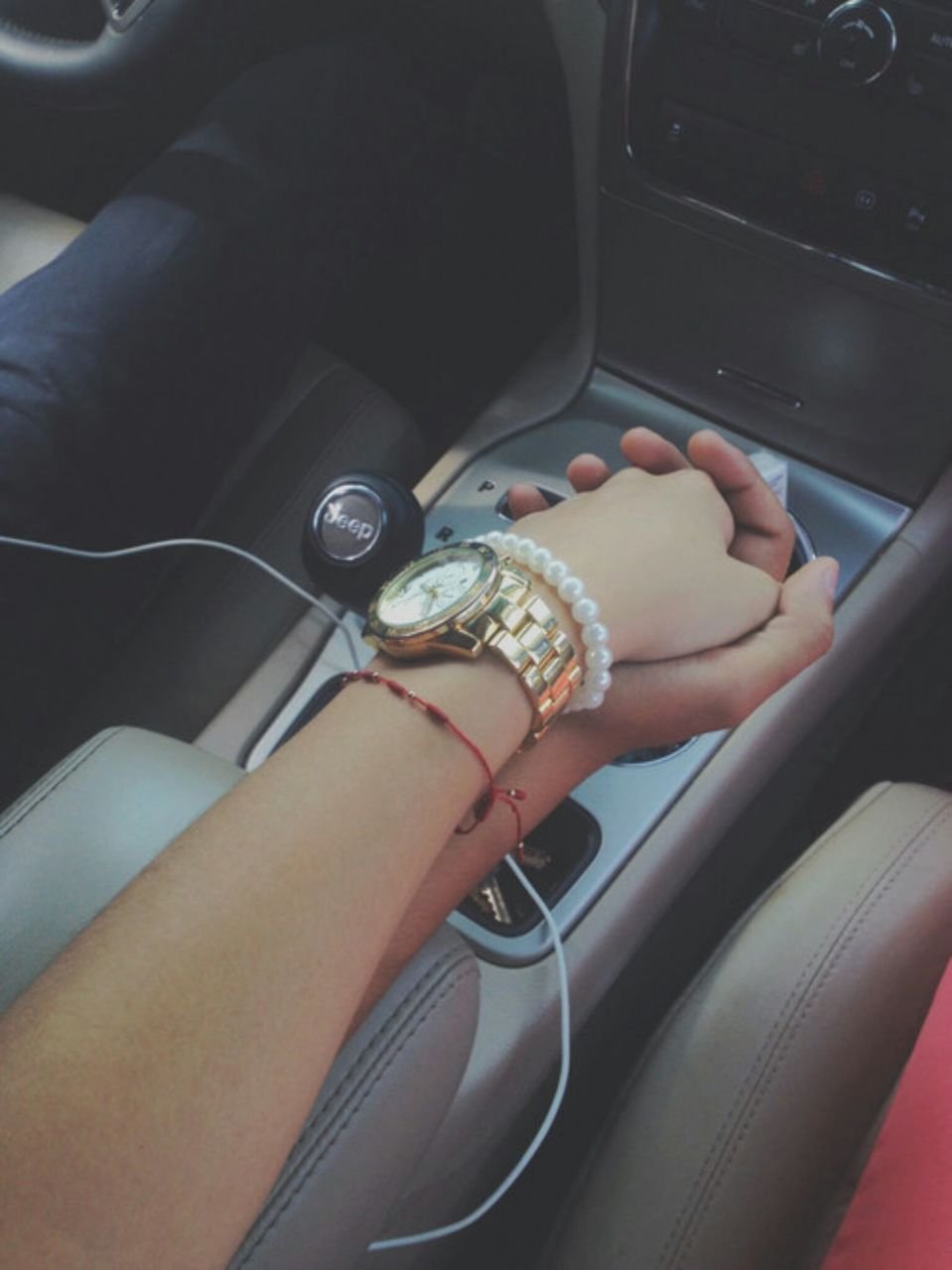 Руки влюбленных в машине