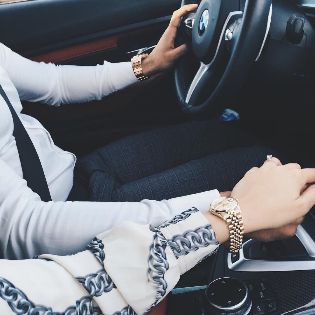 Пара руки в машине