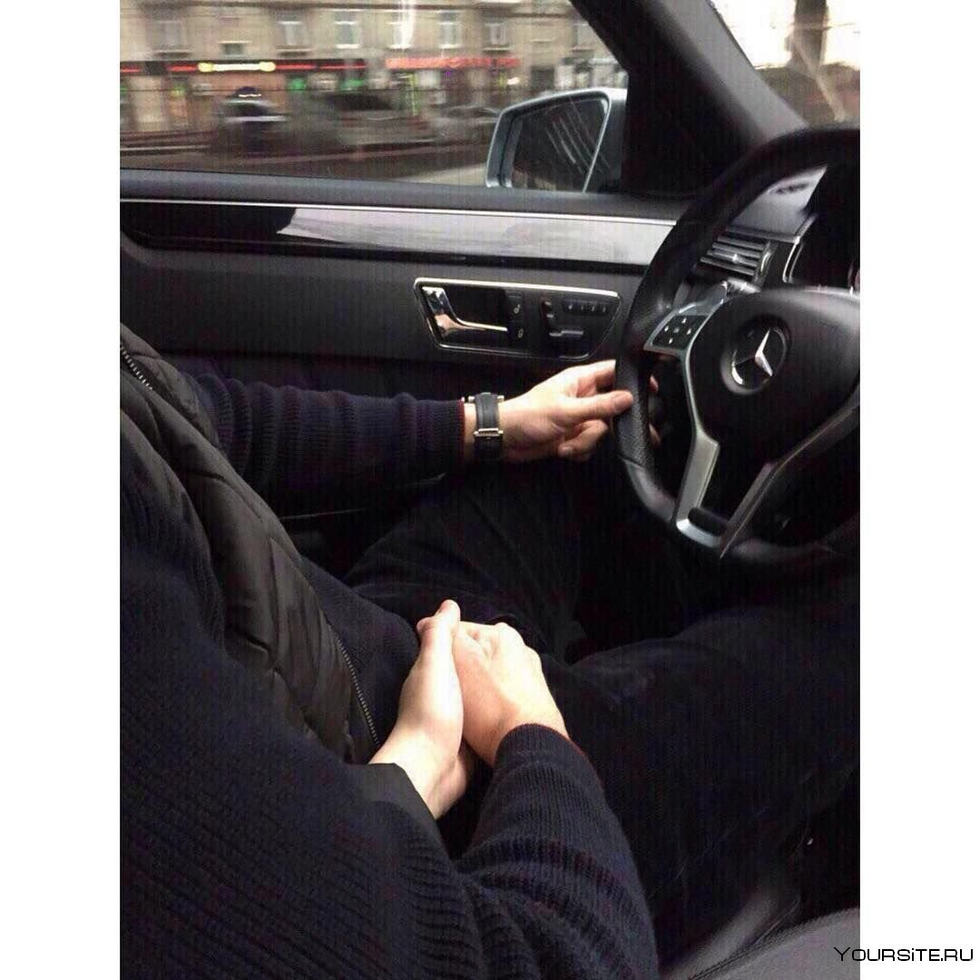 Парень с девушкой в мерседесе
