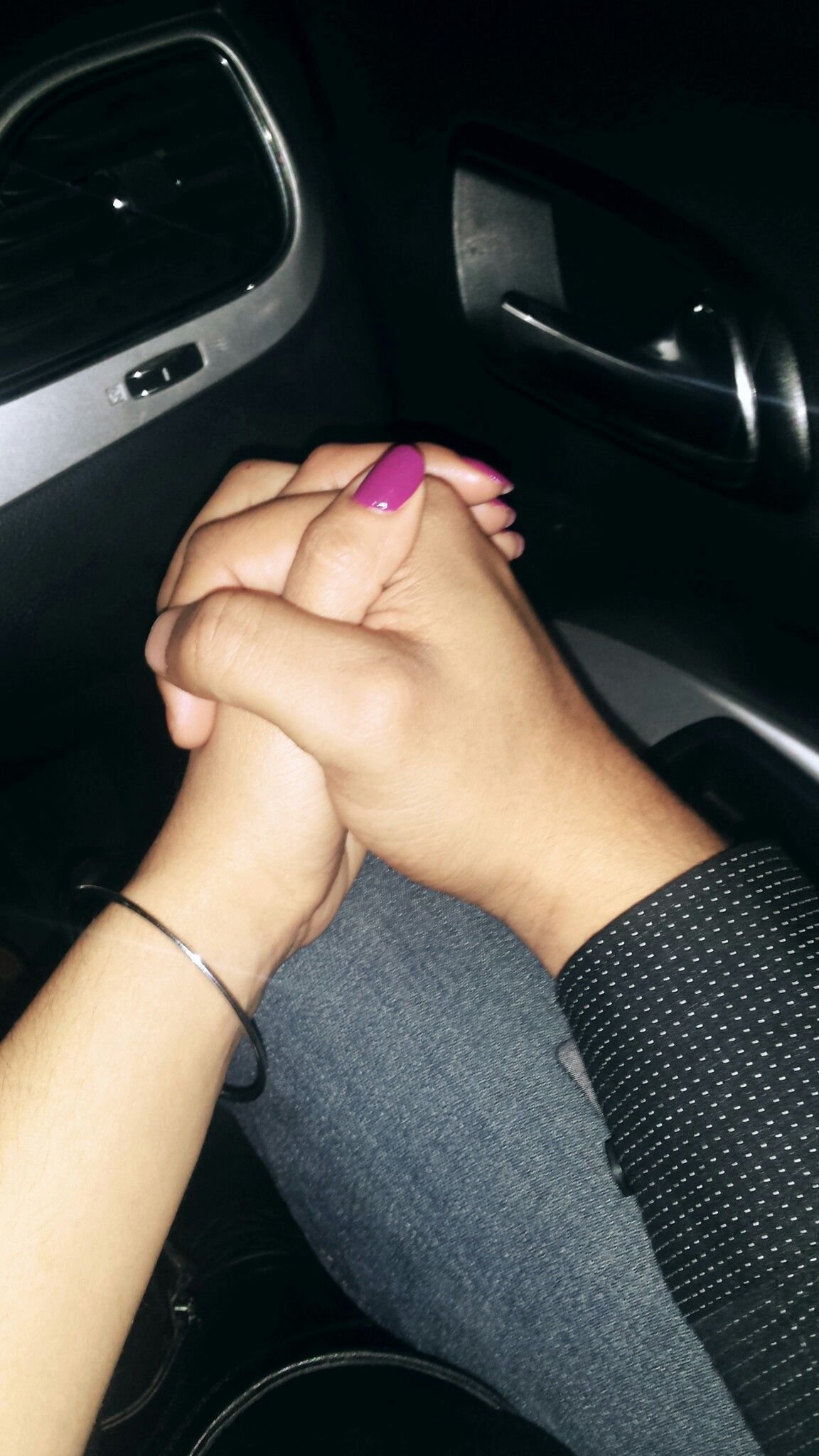 Руки влюбленных в машине