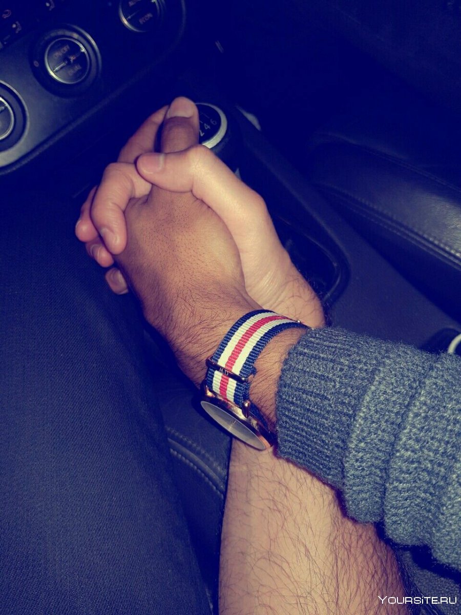 Мужская и женская рука в машине