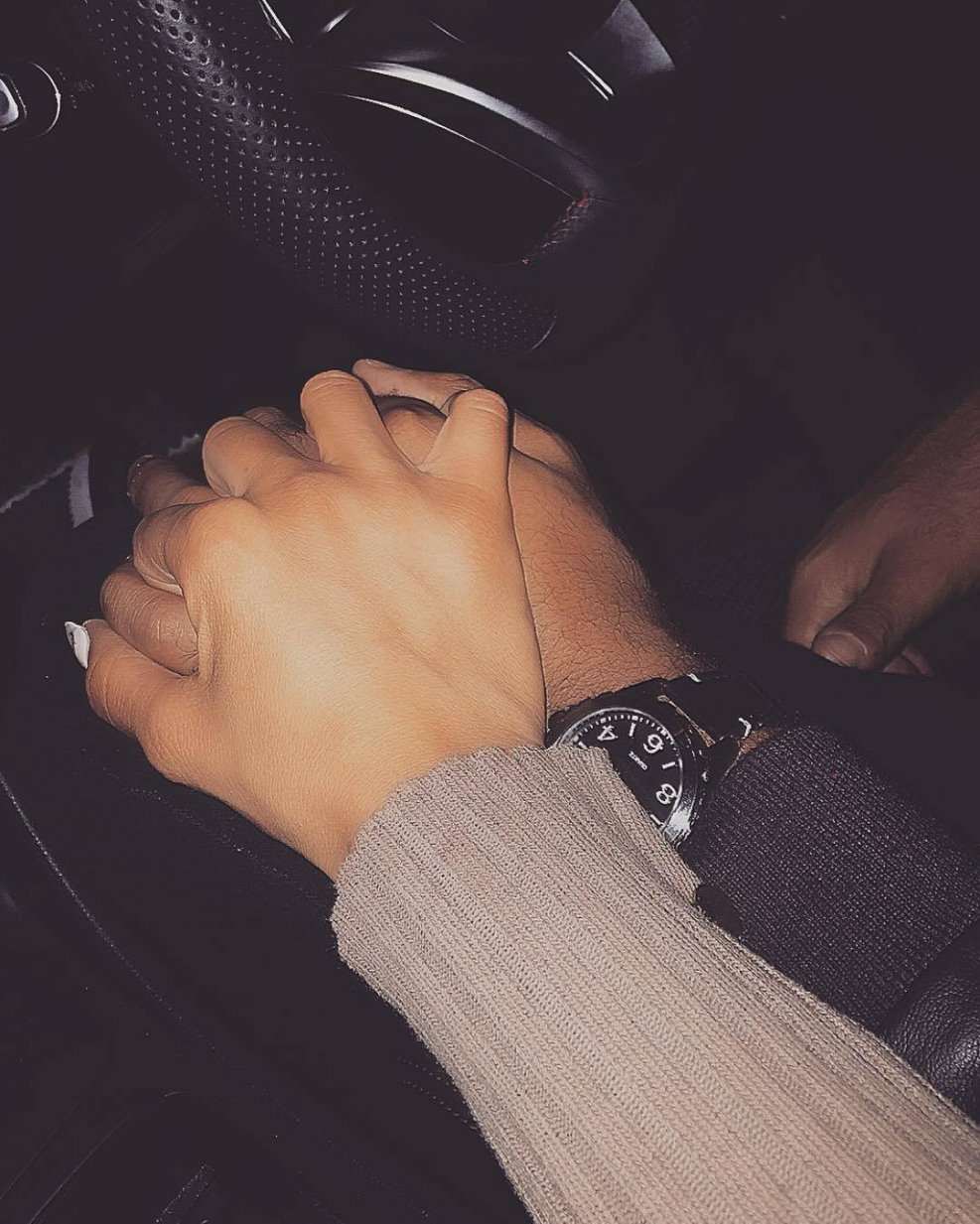 Руки влюбленных в машине