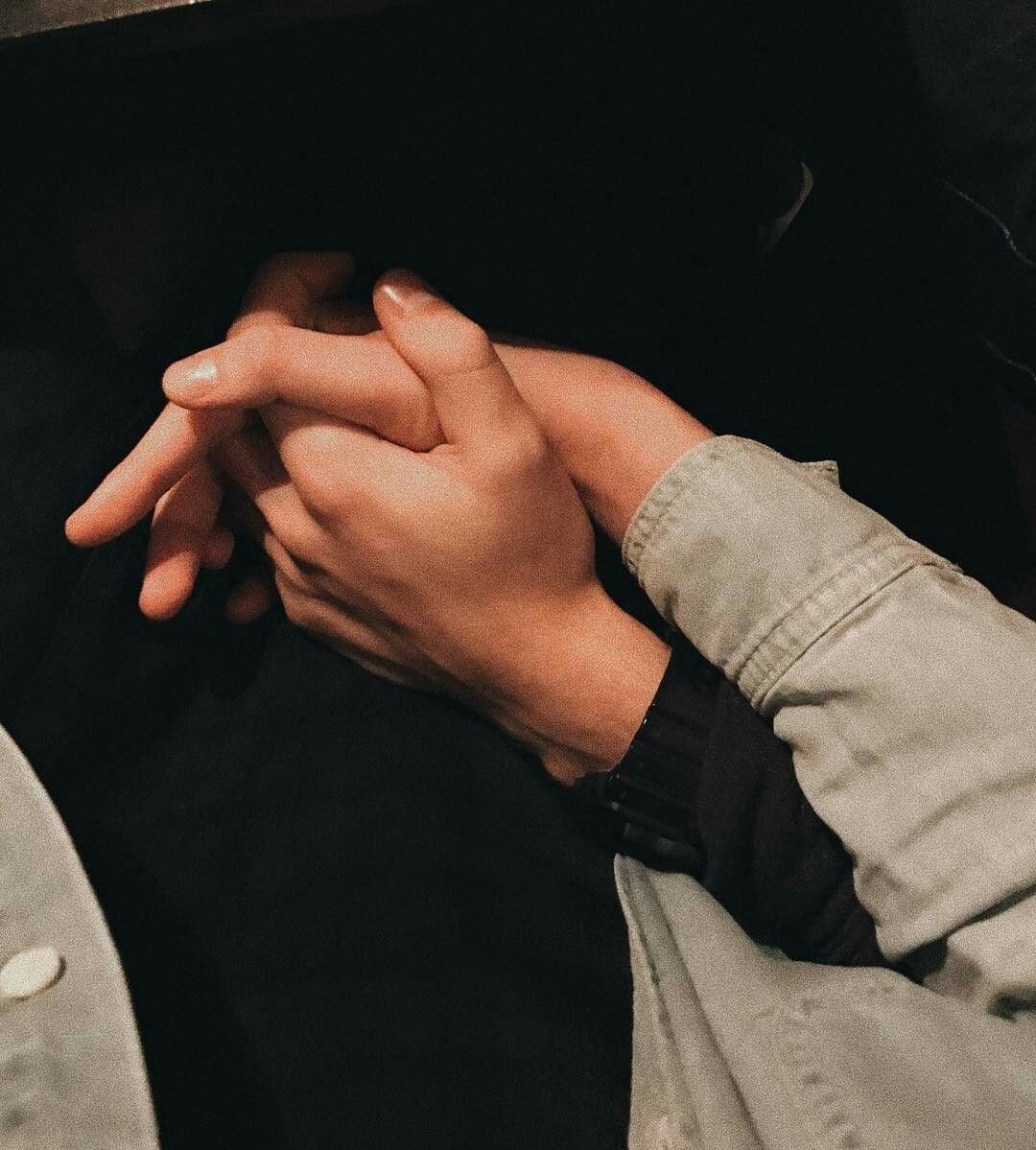 Девушка на руках у парня