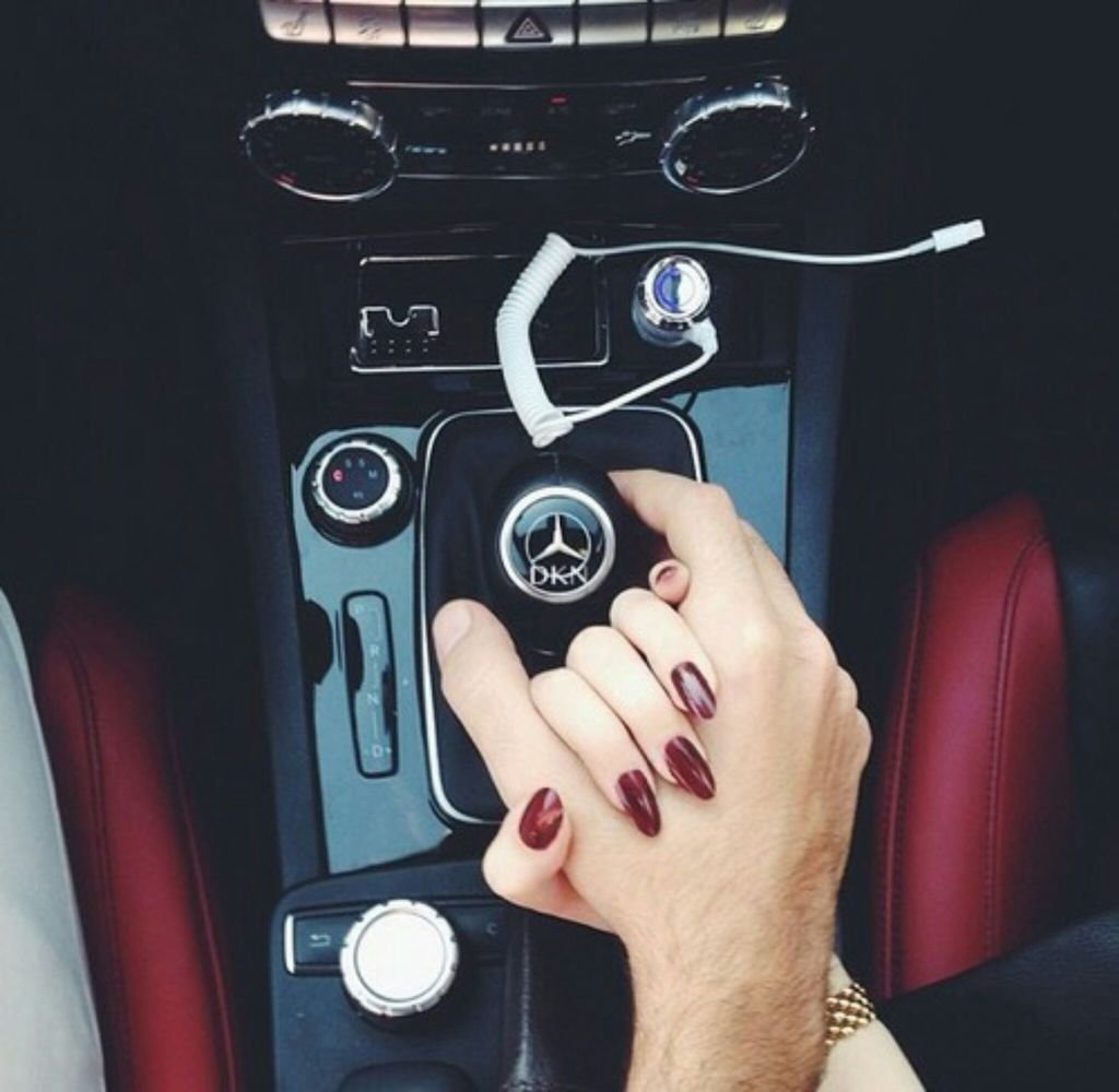 Рука в руке в машине