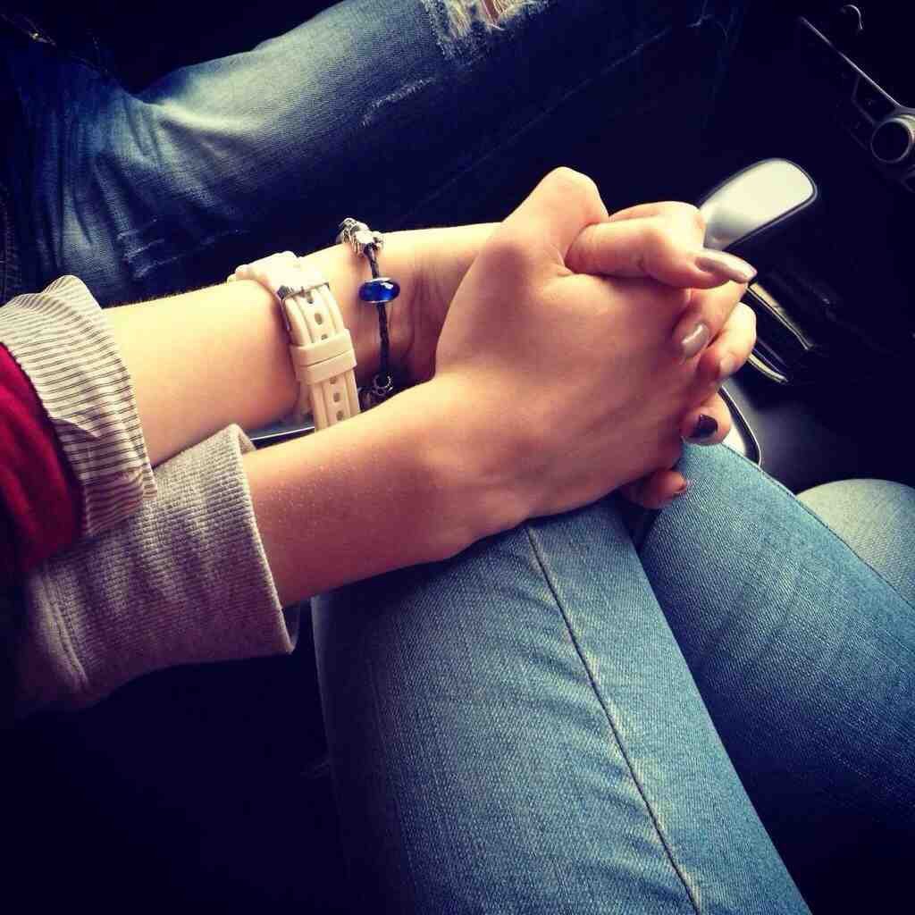 Рука в руке девушки