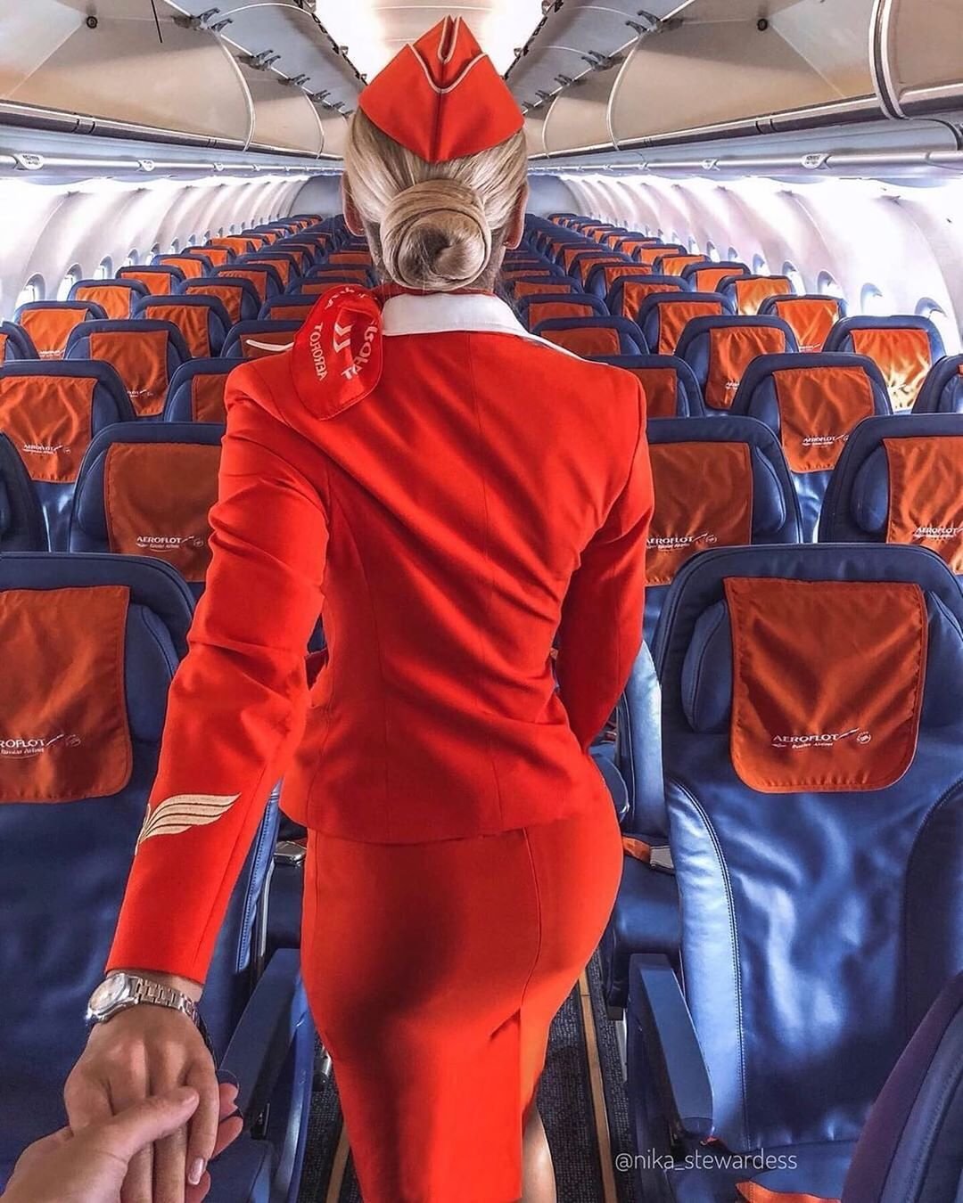 Стюардесса спиной