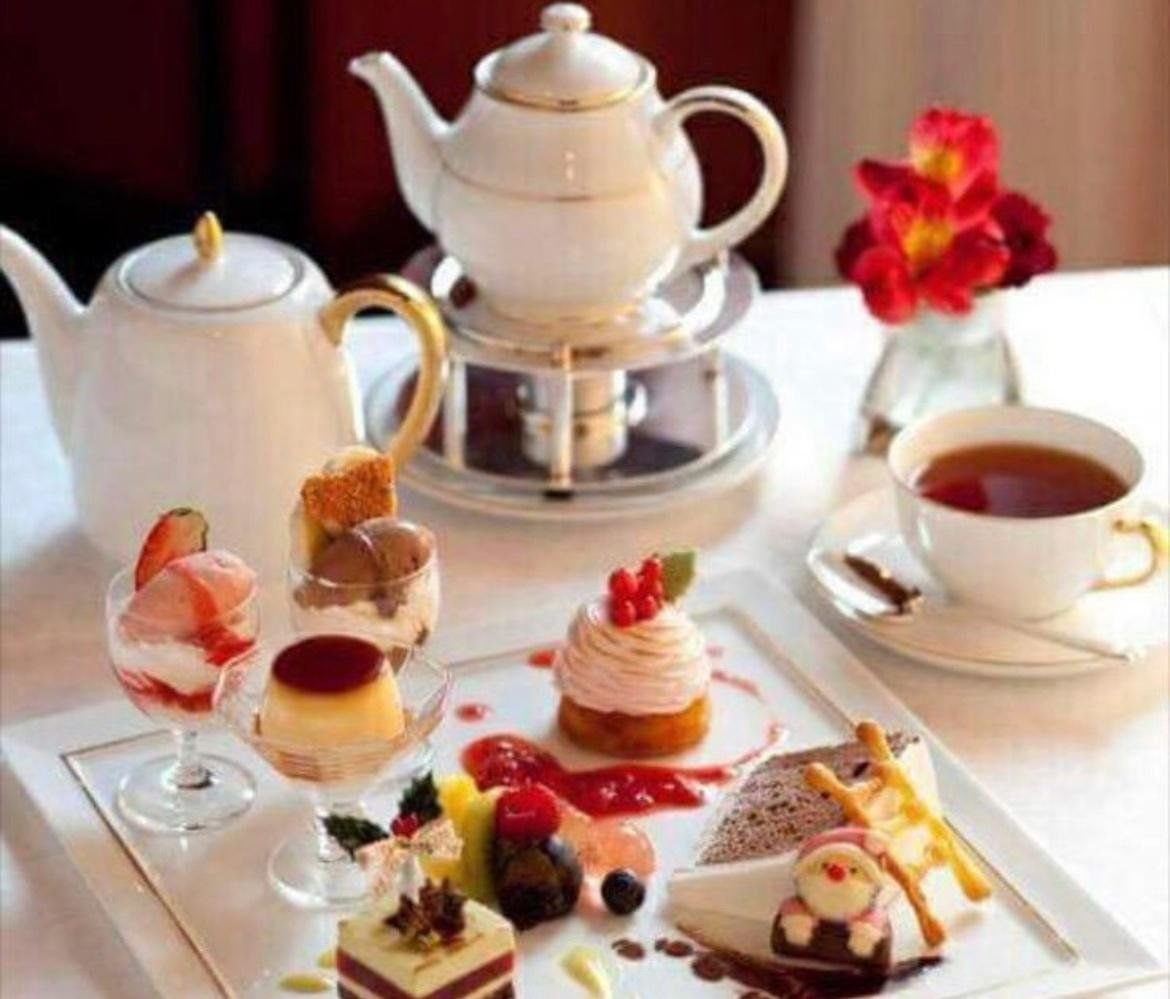 Чай со сладостями