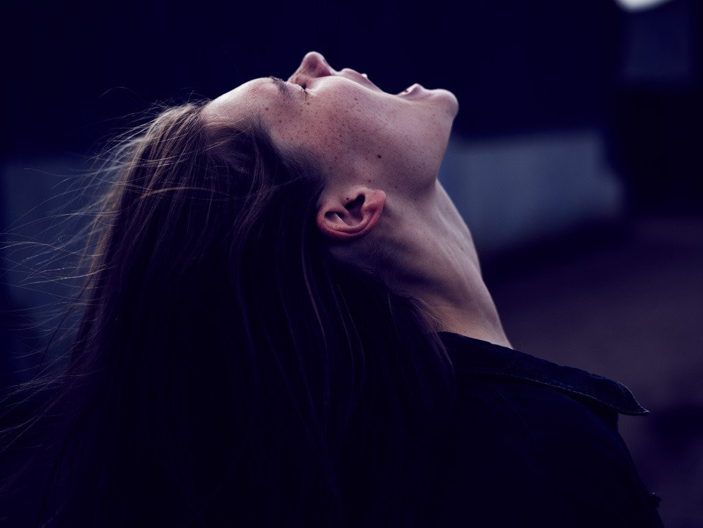 Девушка кричит