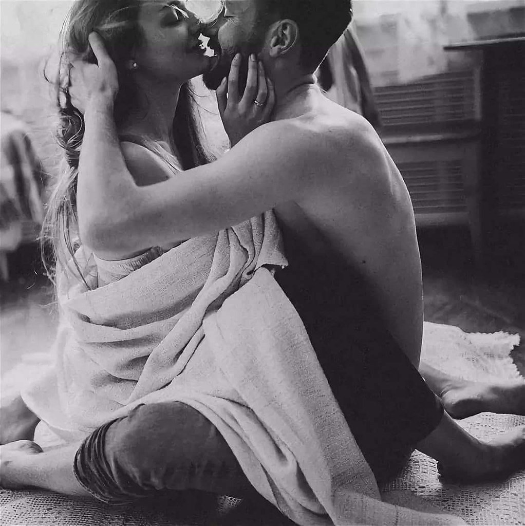 Нежные объятия влюбленных