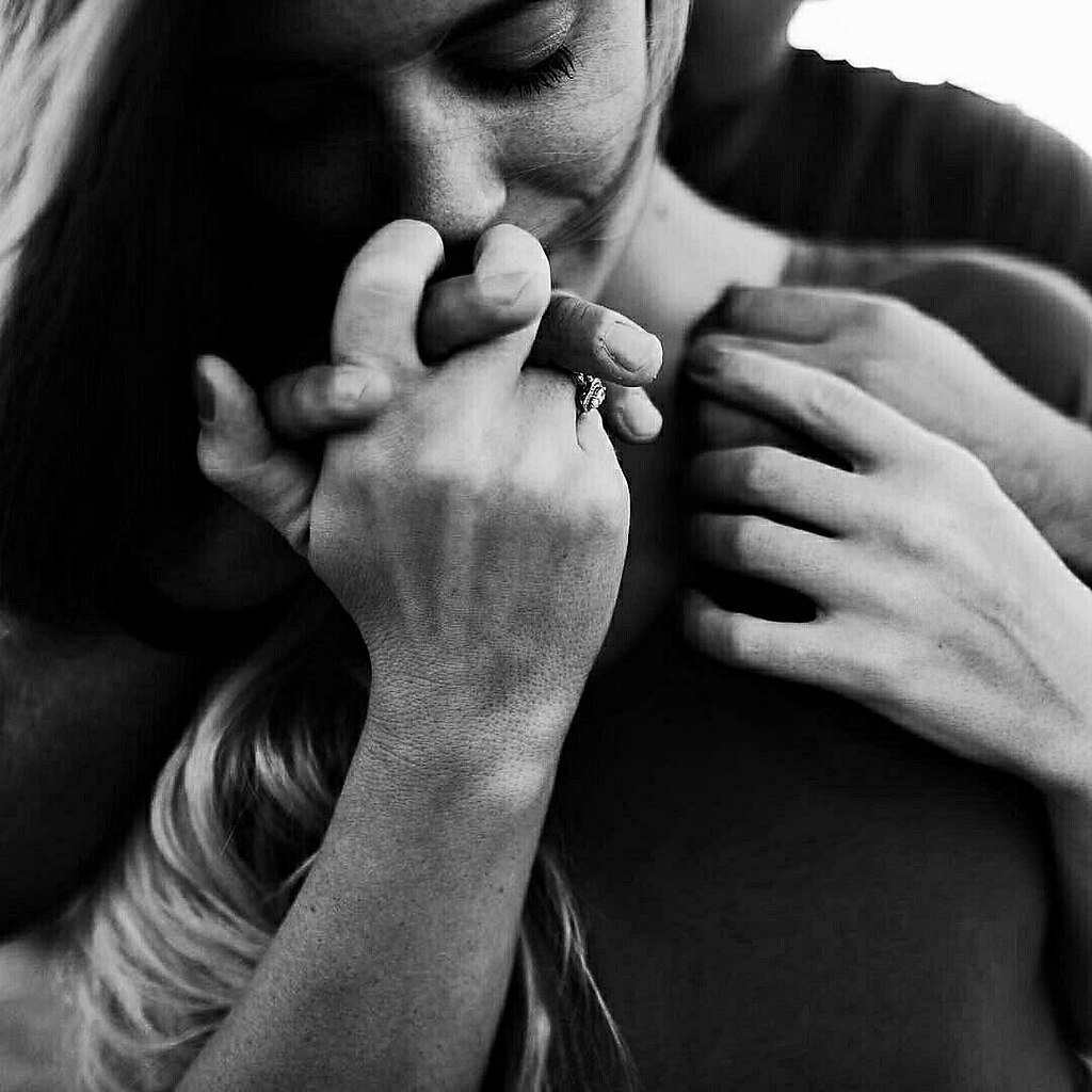 Обнимашки с любимым в постели