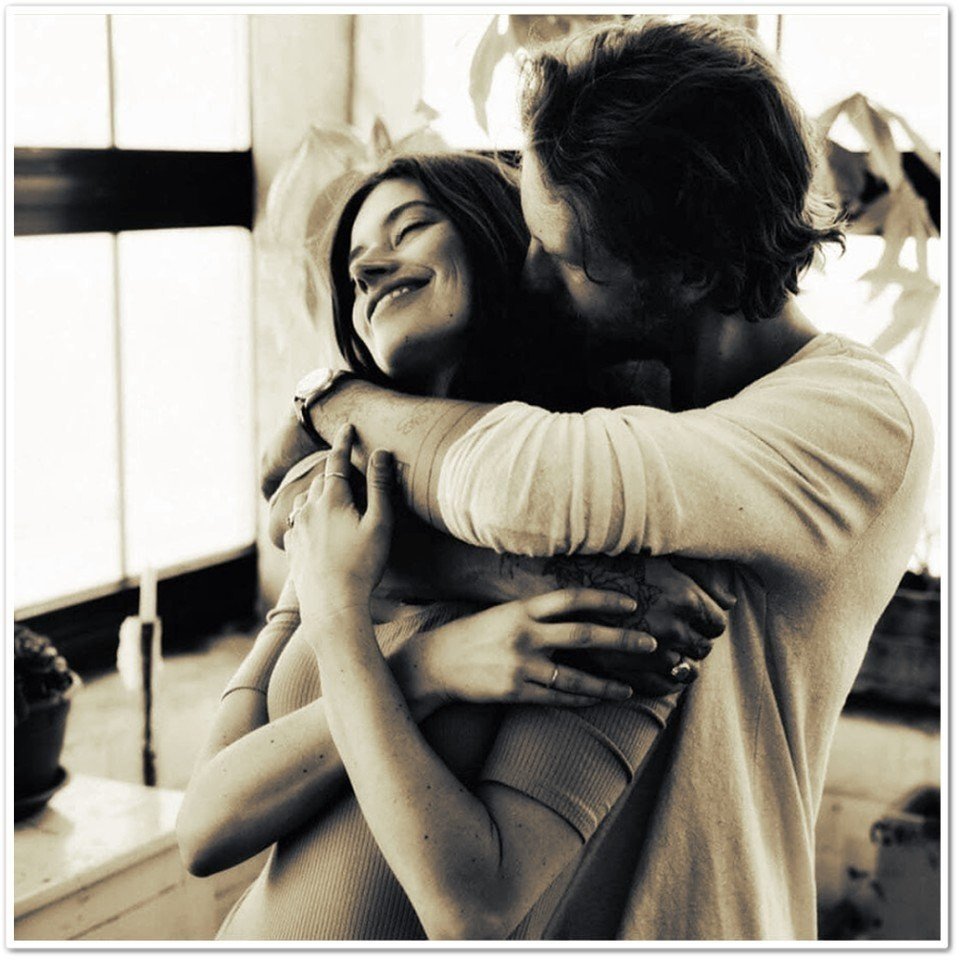 Парень обнимает девушку сзади