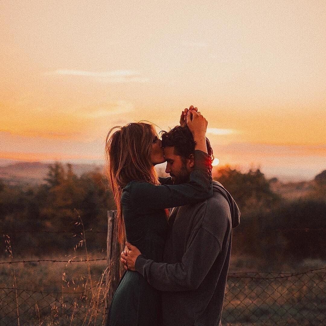 Обнимает девушку