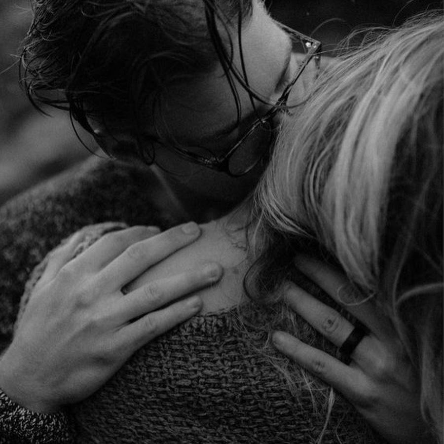 Дакота Джонсон и Джейми Дорнан обнимаются