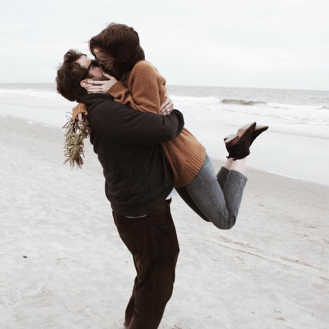 Мужчина обнимает женщину