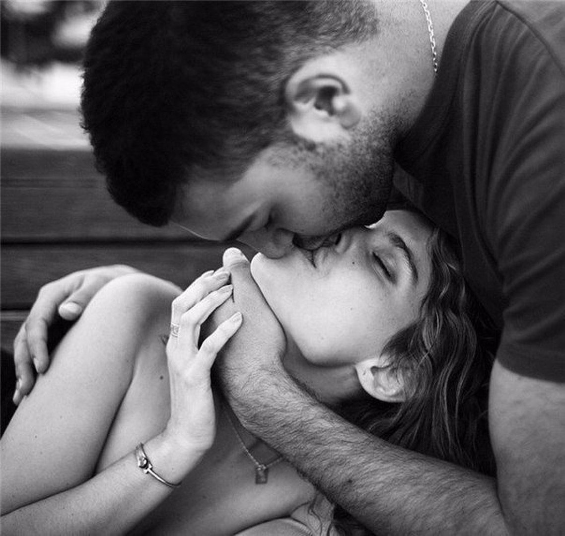 Объятия и поцелуи