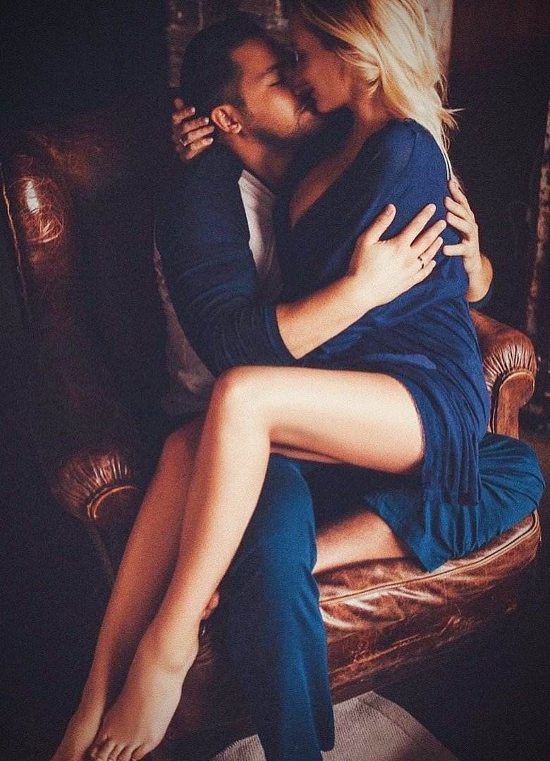 Нежные объятия влюбленных