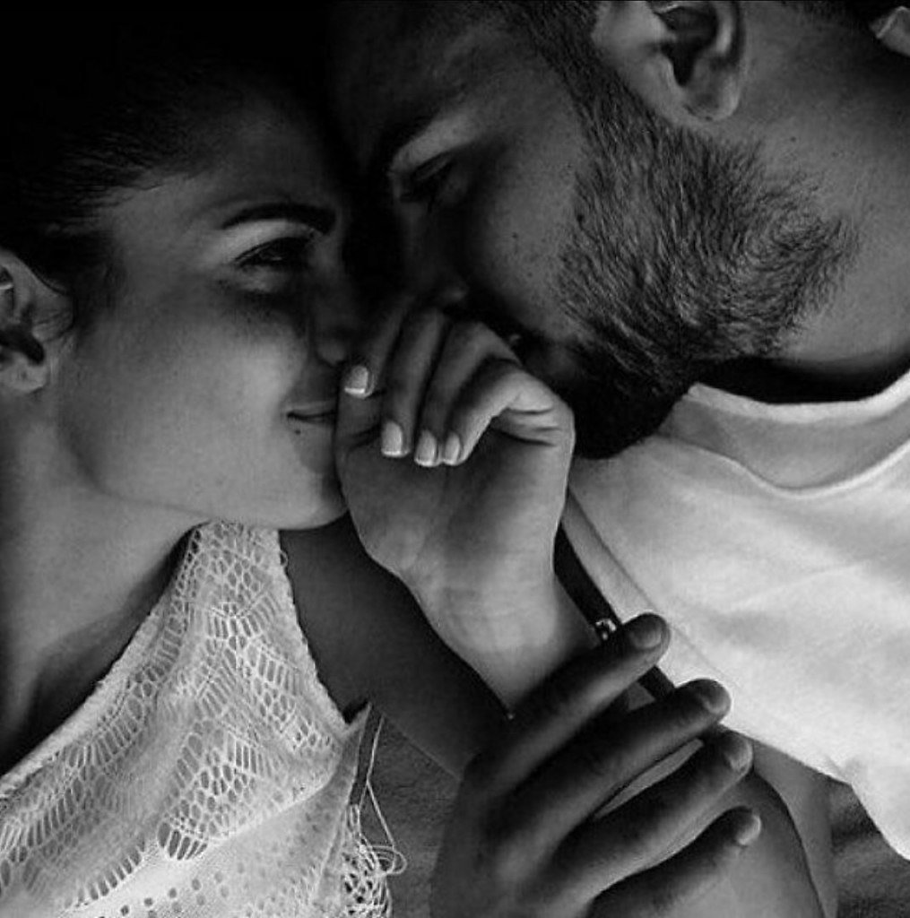 Мужчина обнимает девушку