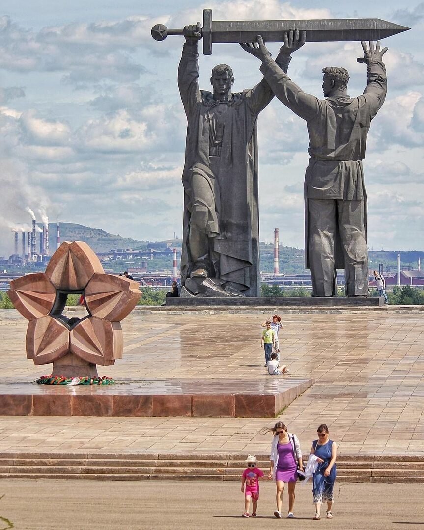 Памятник тыл фронту в Магнитогорске