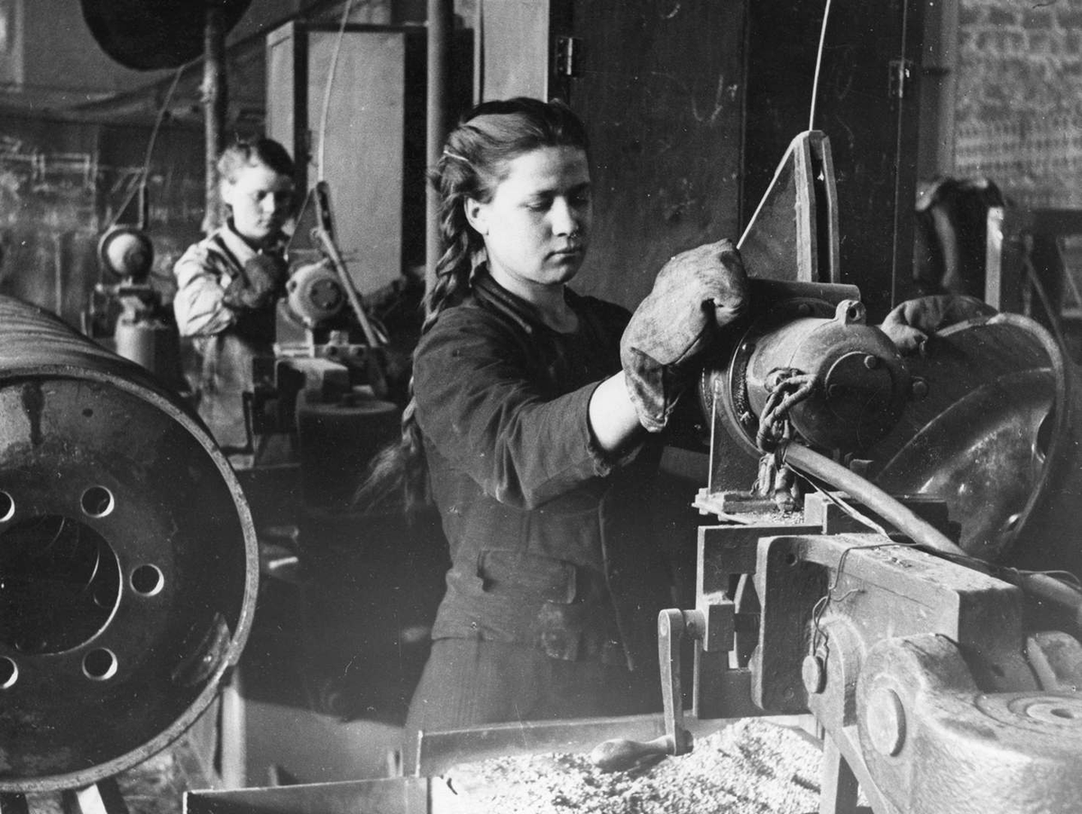 «Народ и армия — непобедимы!» (1941)